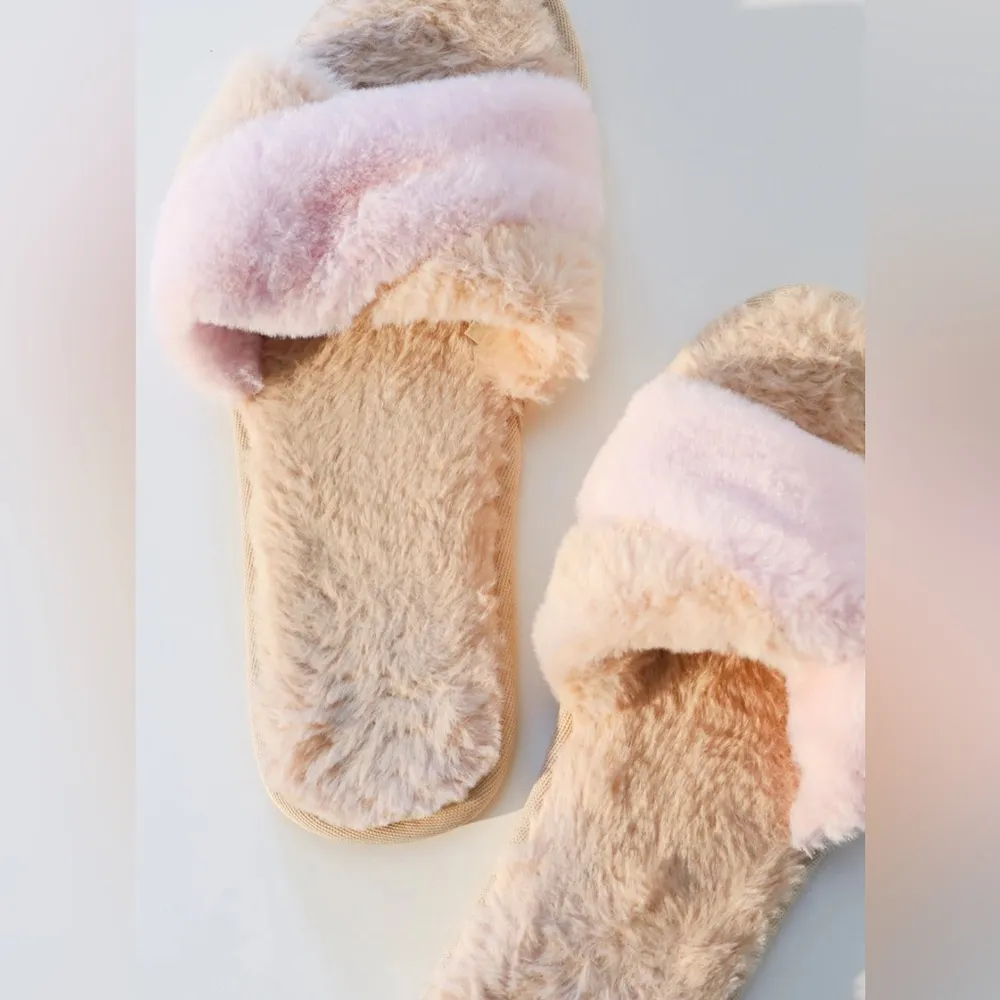 Sold Out Style Pink Fuzzy Cloud Slippers Size XS/S (6-7) NEW - Image 2