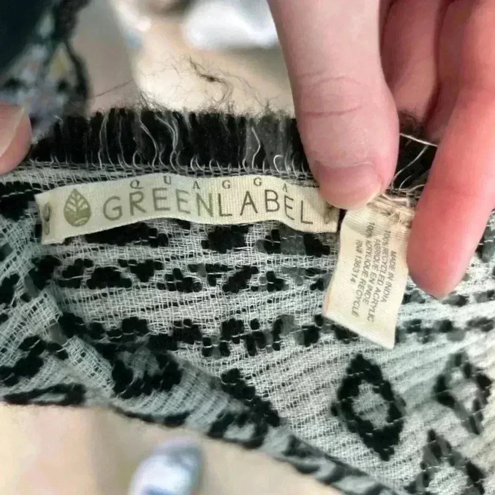 Green label by Quagga thick ombré gray scarf with diamond pattern - Image 4