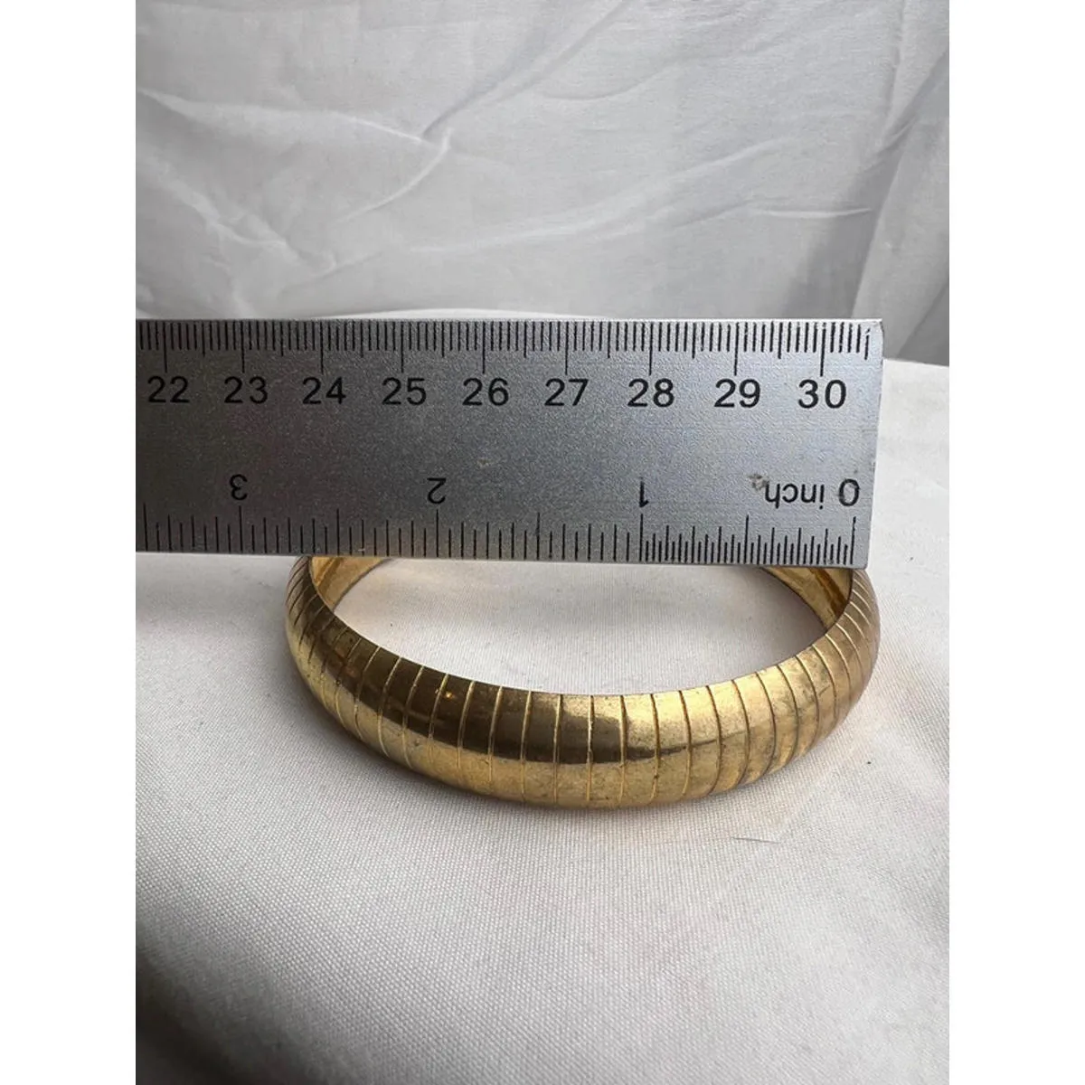 Vintage gold toned quiet luxury bangle bracelet - Image 5