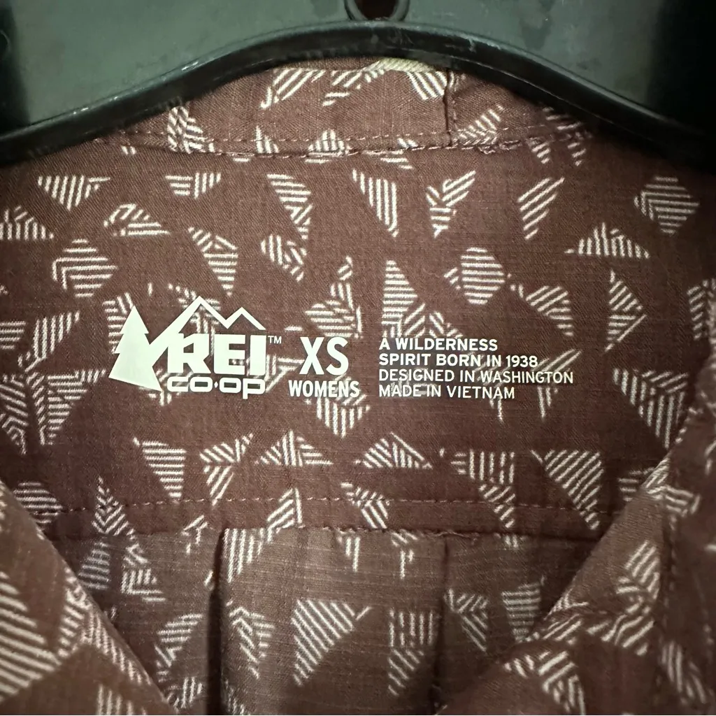 REI Women’s Brown Geometric Pattern Button Down Outdoor Hiking Shirt Size XS - Image 4