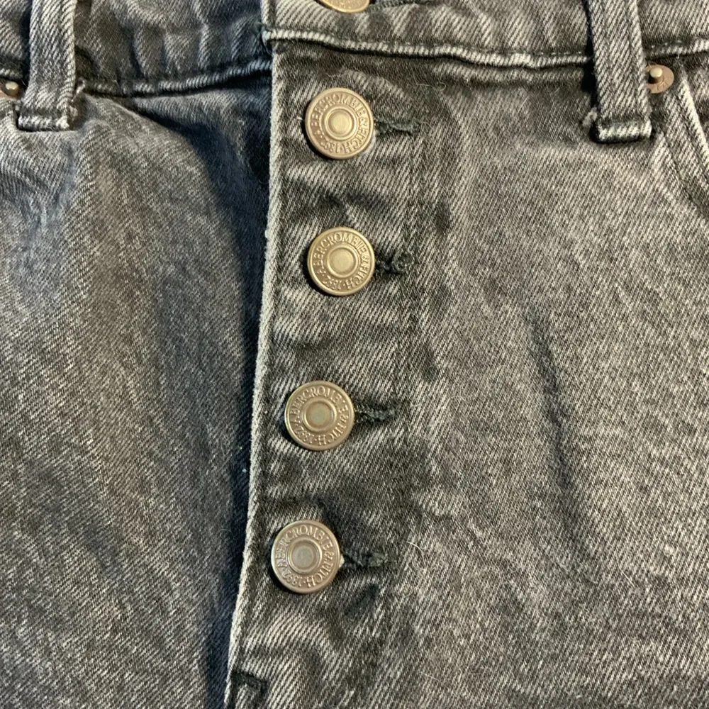 Abercrombie & Fitch mom shorts high rise black curve love women’s size 31/12 - Image 3