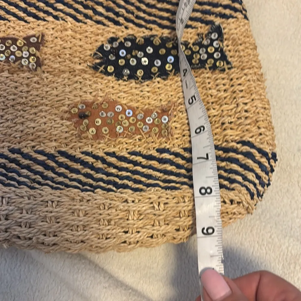 STRAW BAG WITH WOODEN HANDLES FISH DESIGN WTH NLING ON FRONT
NAVY BLUE AND TAN - Image 11