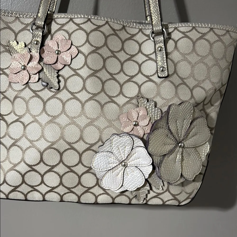 Nine West Cream and Pink Totes Elegant and Spacious - Image 2
