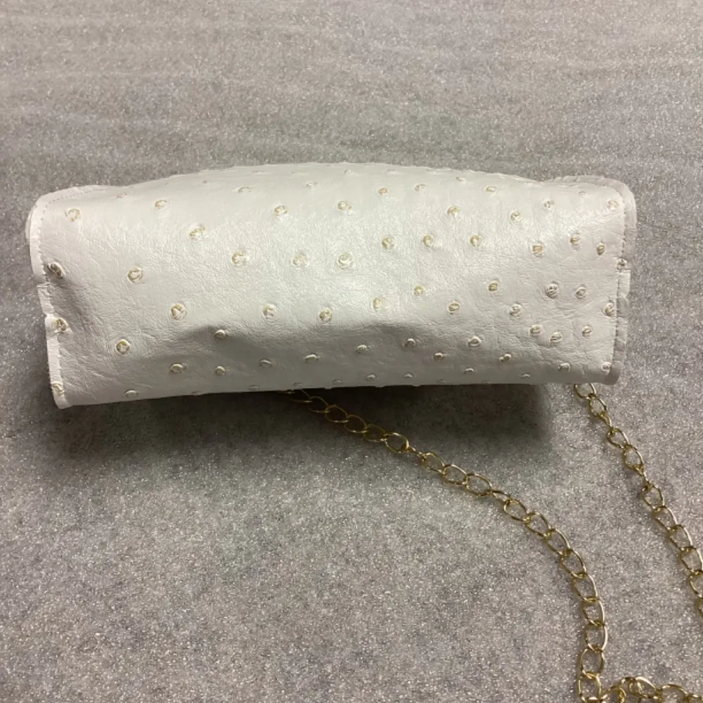 White Ostrich Mini Faux Leather Purse with Gold Clasp & Gold Chain * NEW - Image 4