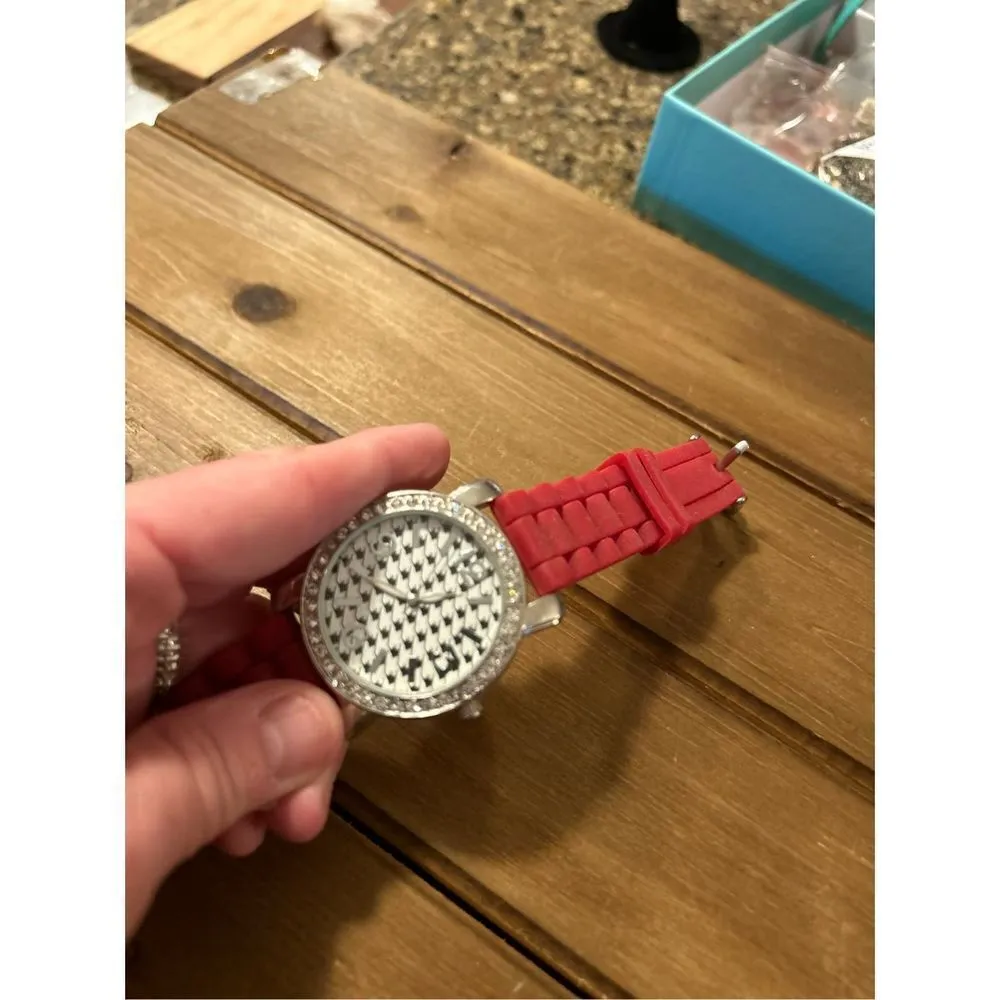 Vintage Geneva red black checkered Rubber Band Ladies Quartz Watch - Image 11