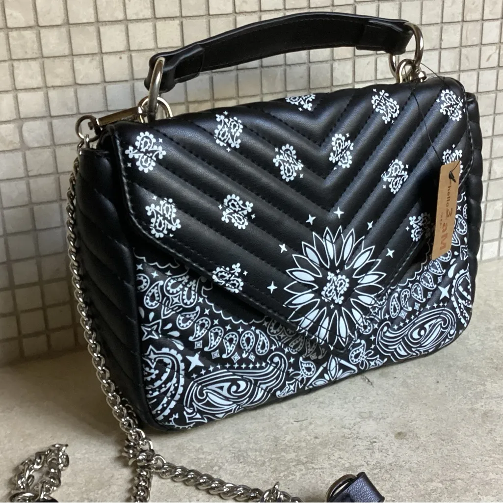 🩵NWT🩵 BANDANA PRINT FAUX LEATHER LOOK CROSS BODY/CLUTCH PURSE 9”x7”W/CHAIN STRAP Black - Image 2