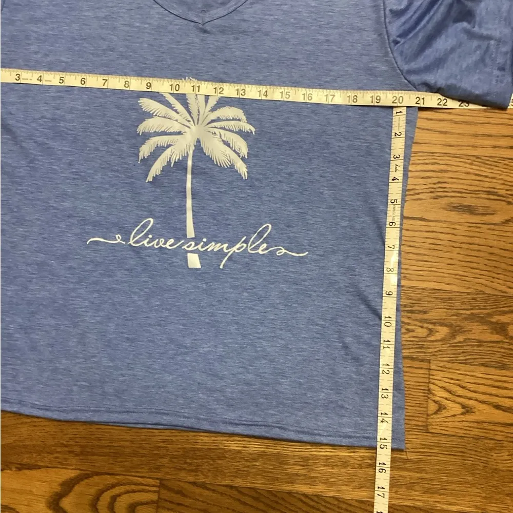 Palm tree graphic vneck T - Image 4