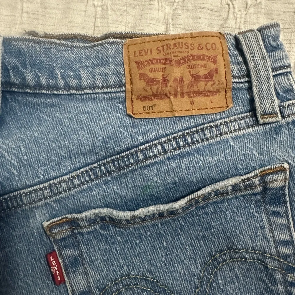 Levi's Blue Button-Fly Jean Shorts SZ W27 - Image 4