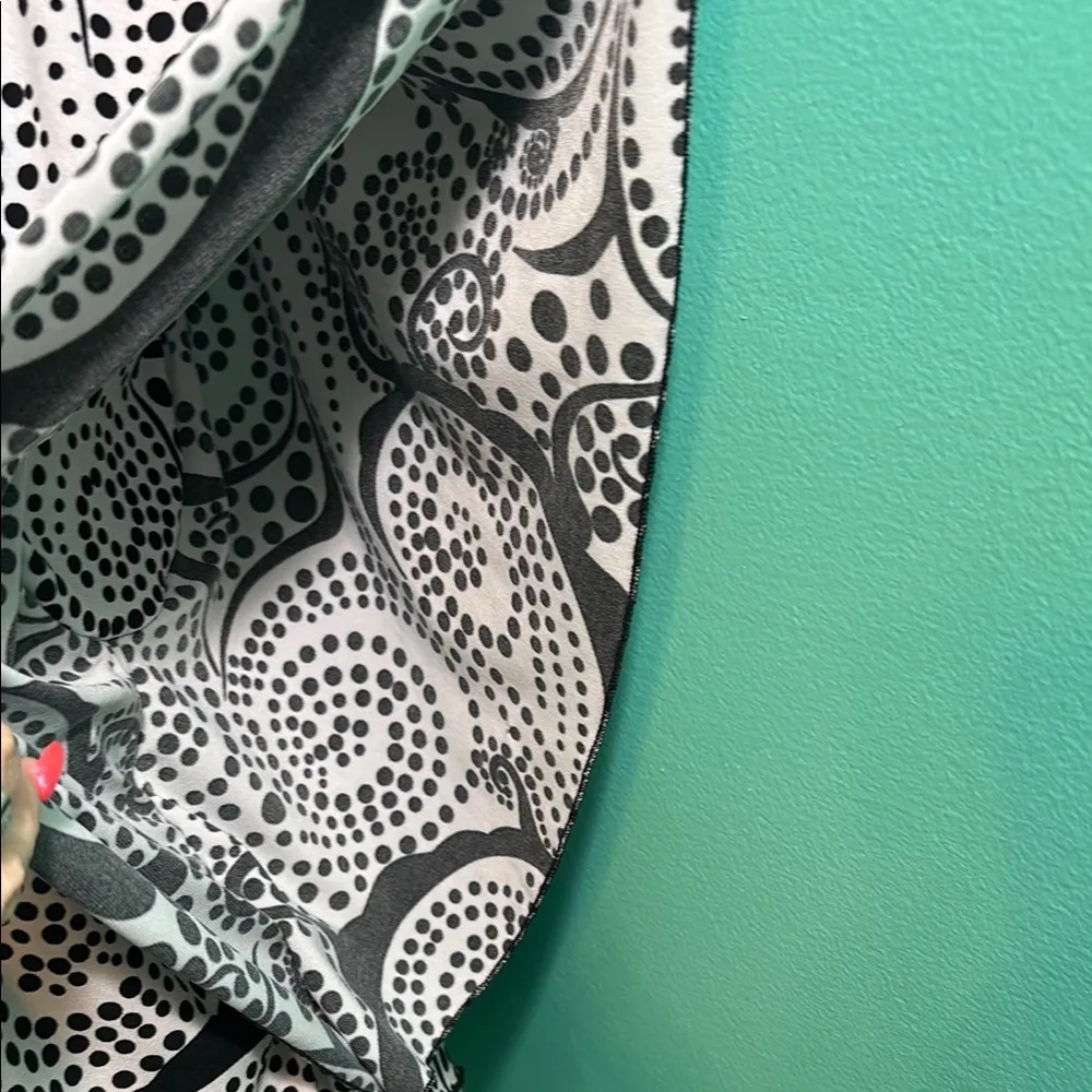 Cha cha vented Black and White Women's Flowy Top - Image 4