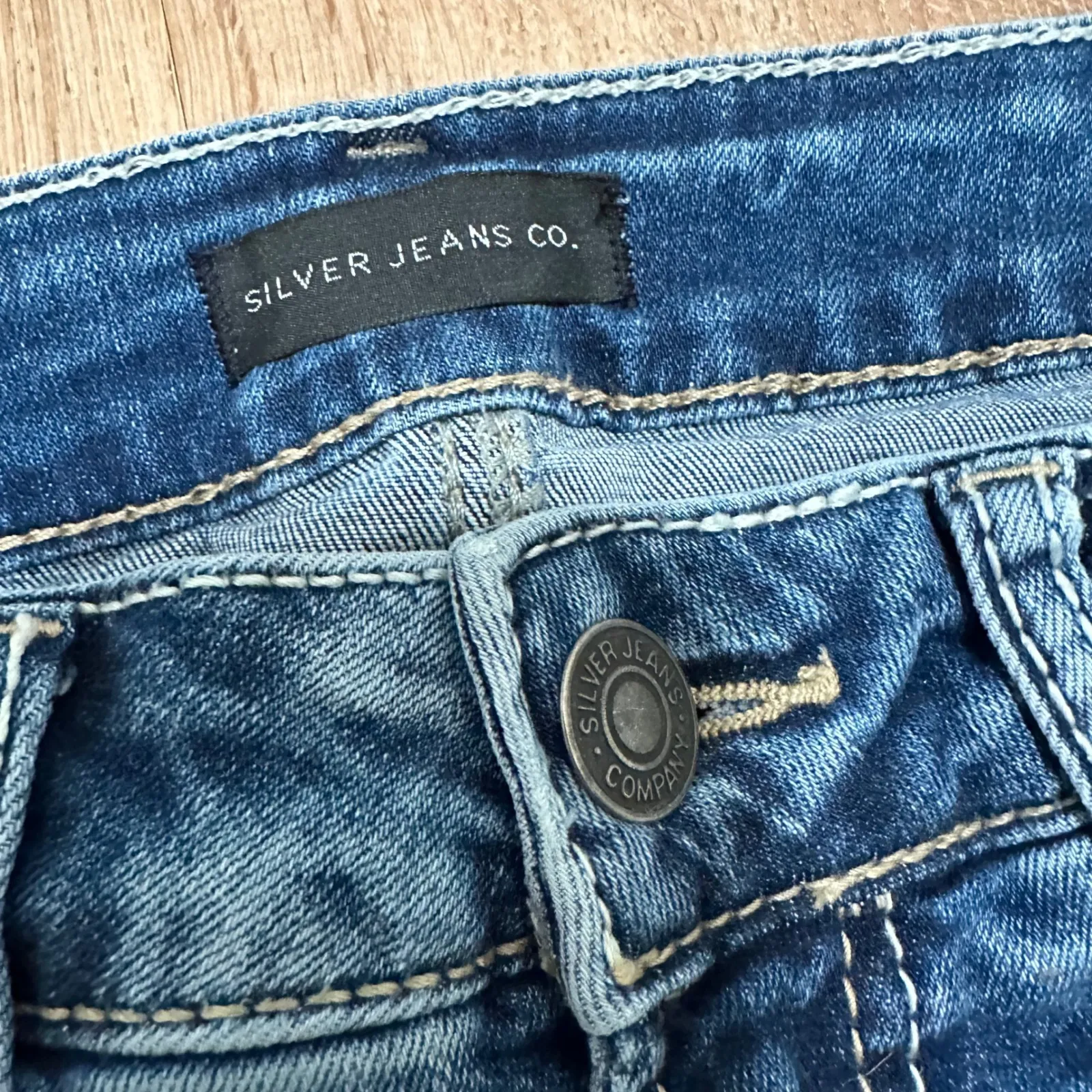 Silver Jeans | Women's Medium Wash Embroidered Suki Slim Boot Jeans, Size 31 Blue - Image 4