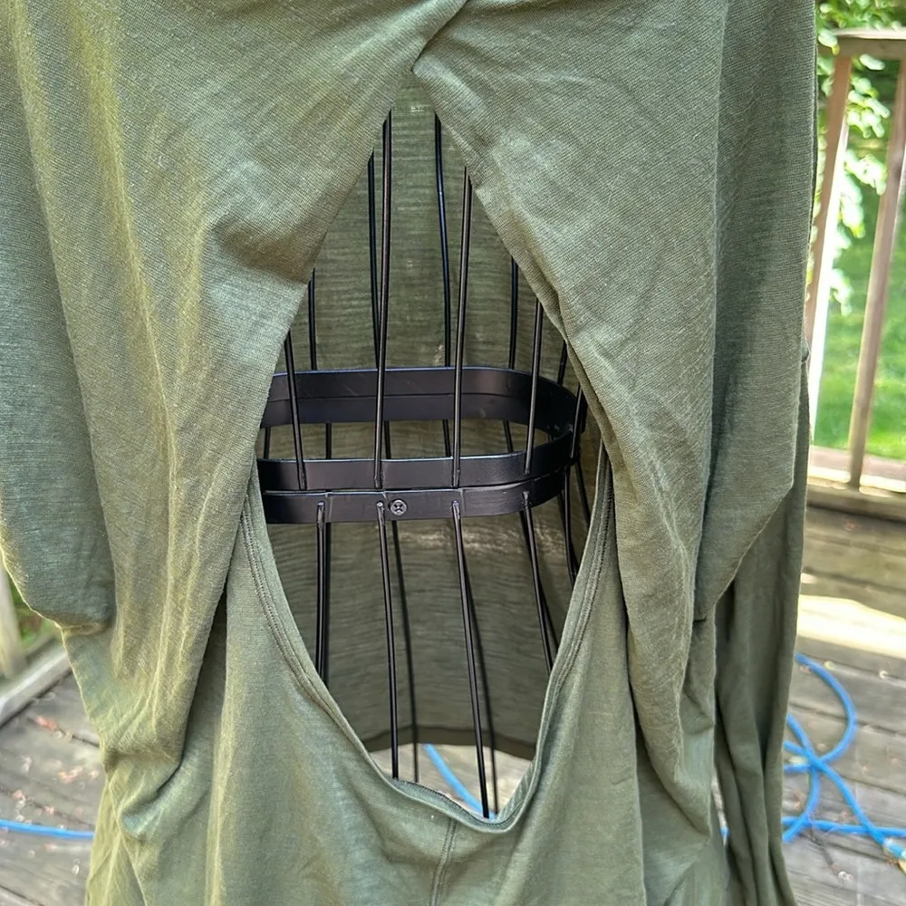 Lululemon Women's Green Shirt​ - Image 4