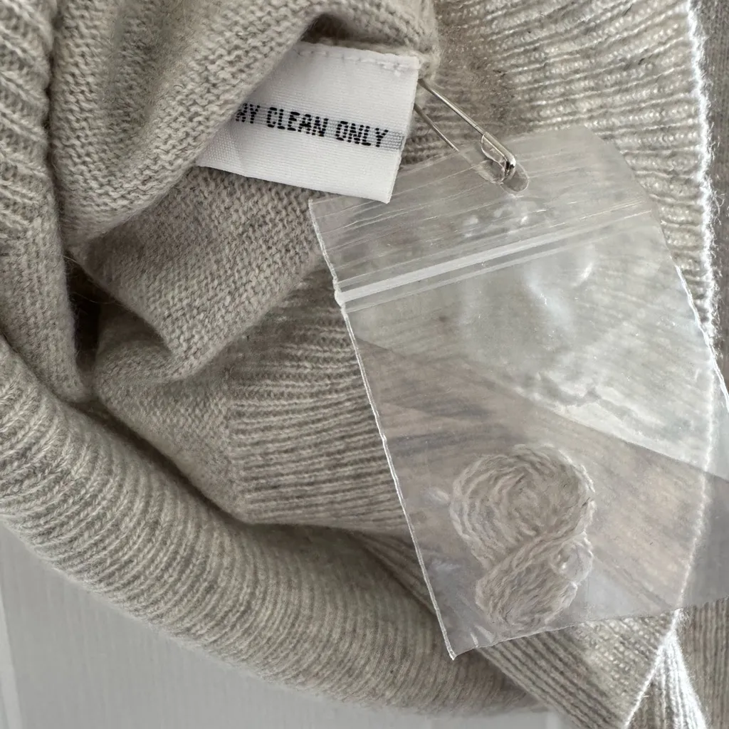 Saks Fifth Avenue Cashmere Grey Short Sleeve with Embellishment XL - Image 2