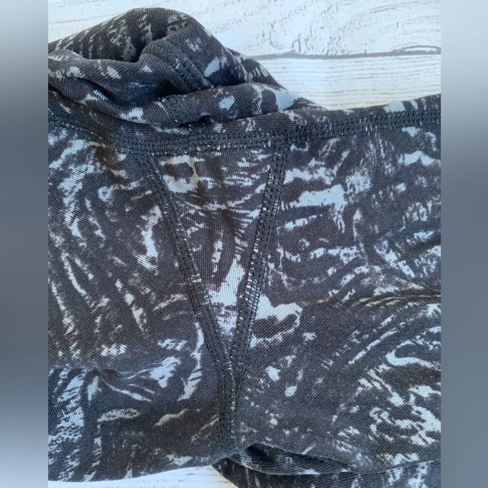 Athleta Zebra Chaturanga Capri Leggings Small - Image 6