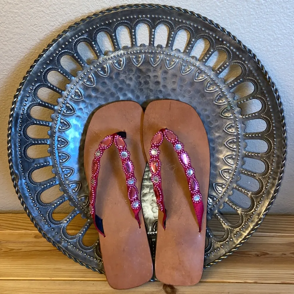 NEW! PINK Beaded Embellished Sequined Flip Flops Sandals Sz 6 - Image 4