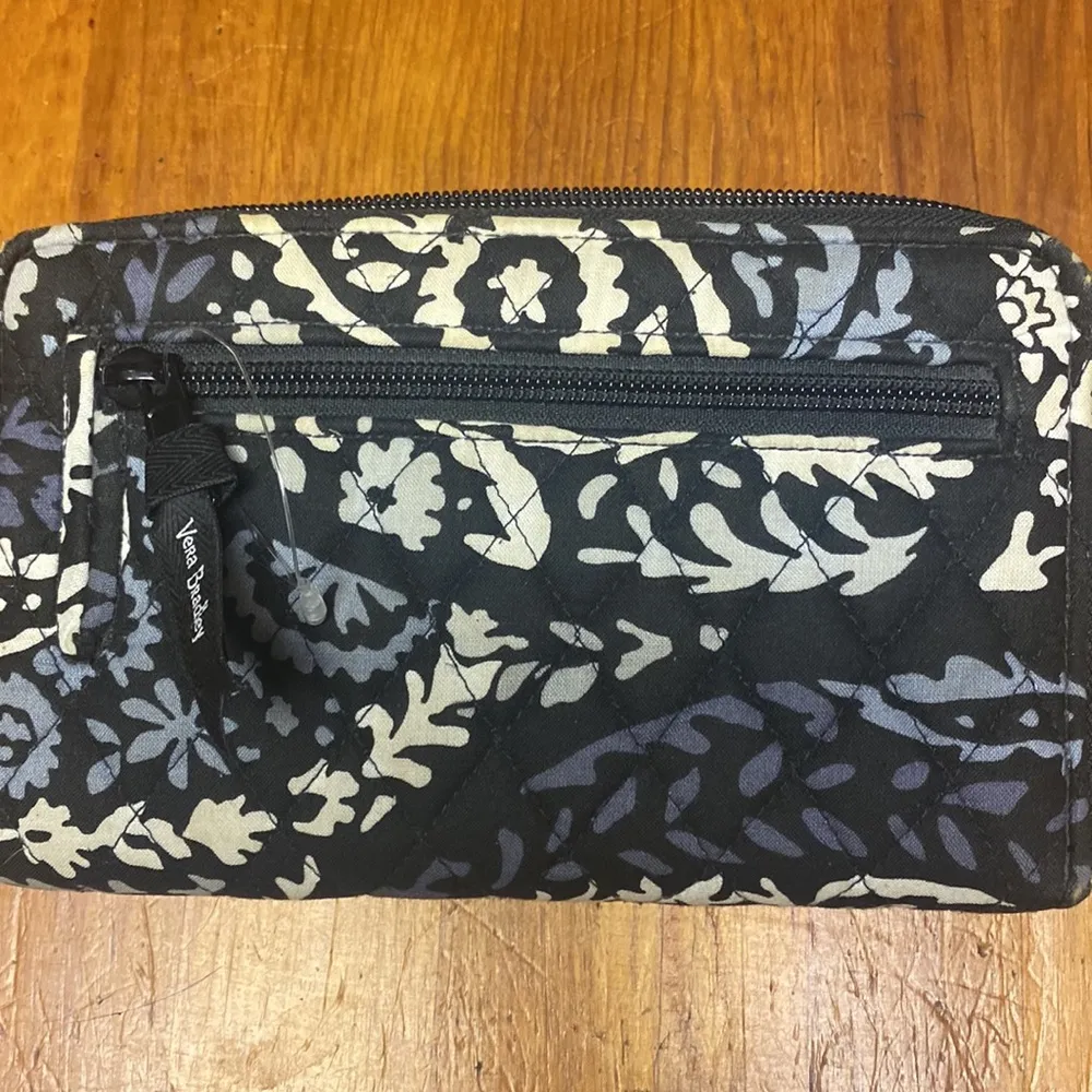 Vera Bradley Black and White Wallet - Image 4