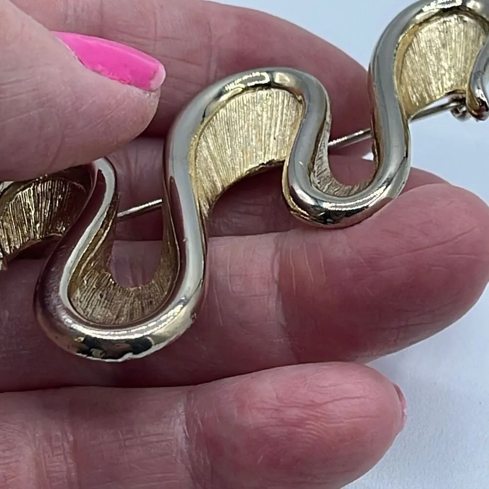 Vintage Monet ribbon wave brooch. - Image 4