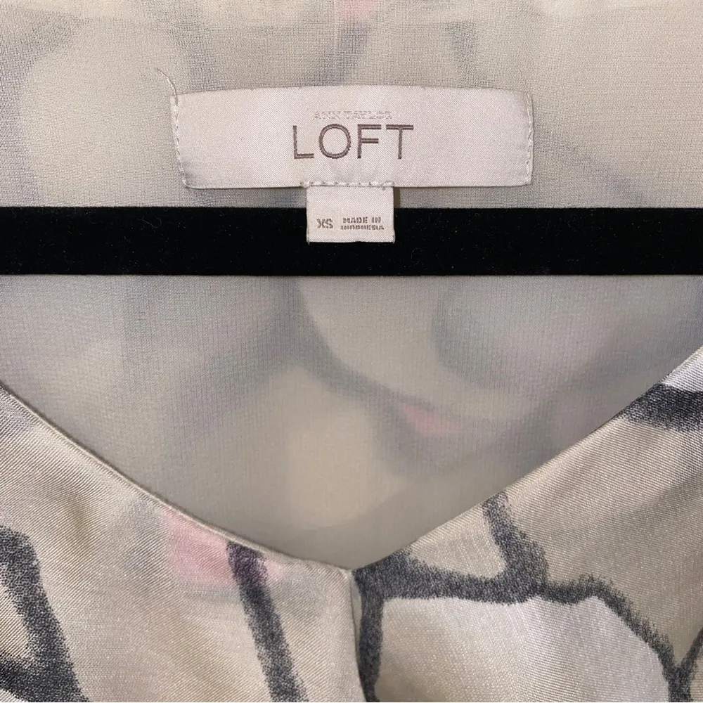 Ann Taylor Loft Cream Gray Pink Sleeveless V-neck Ruffle Tank Top Extra Small XS - Image 4