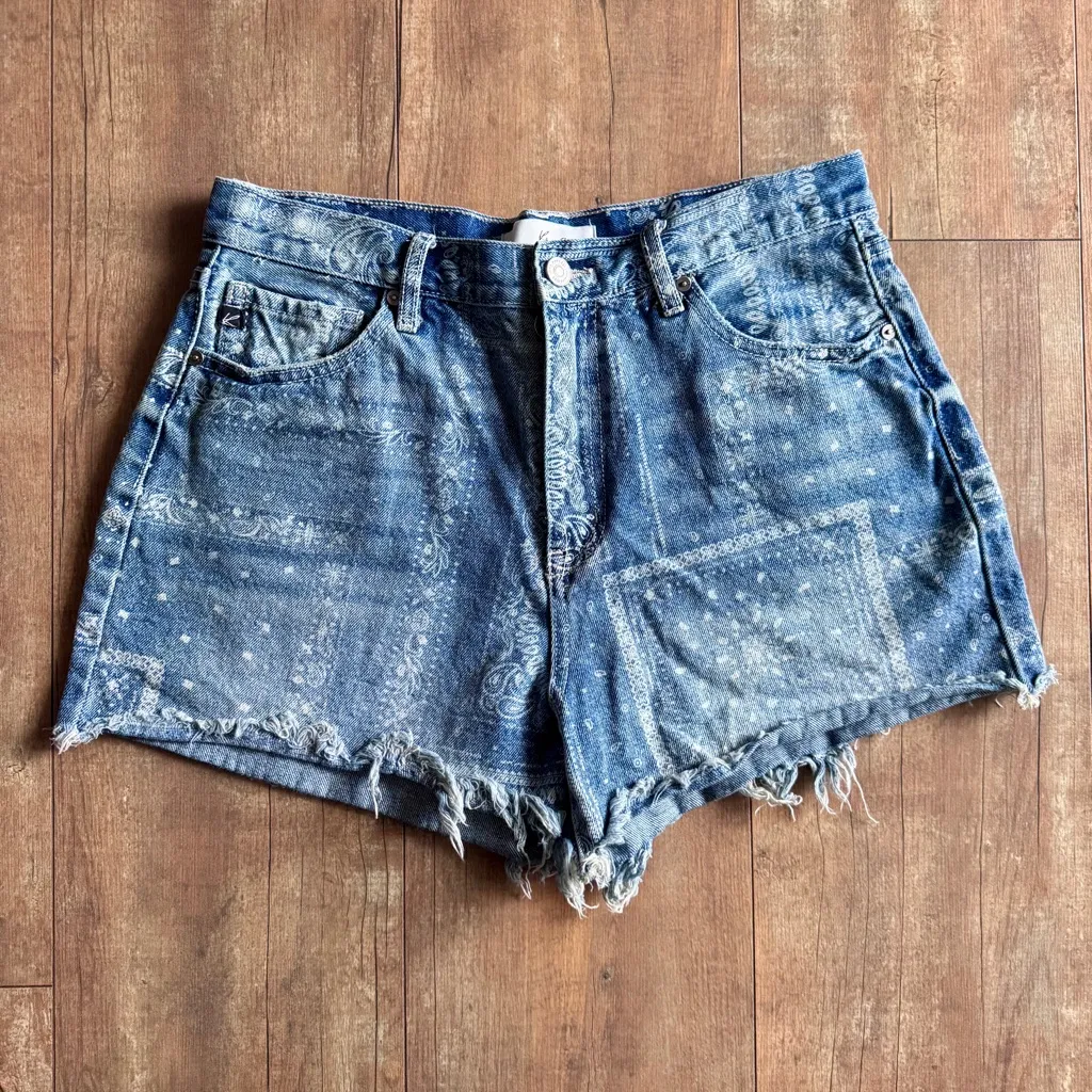 KanCan Bandana Print High Rise Denim Distressed Hem Jean Shorts Size 11/29 Blue - Image 2