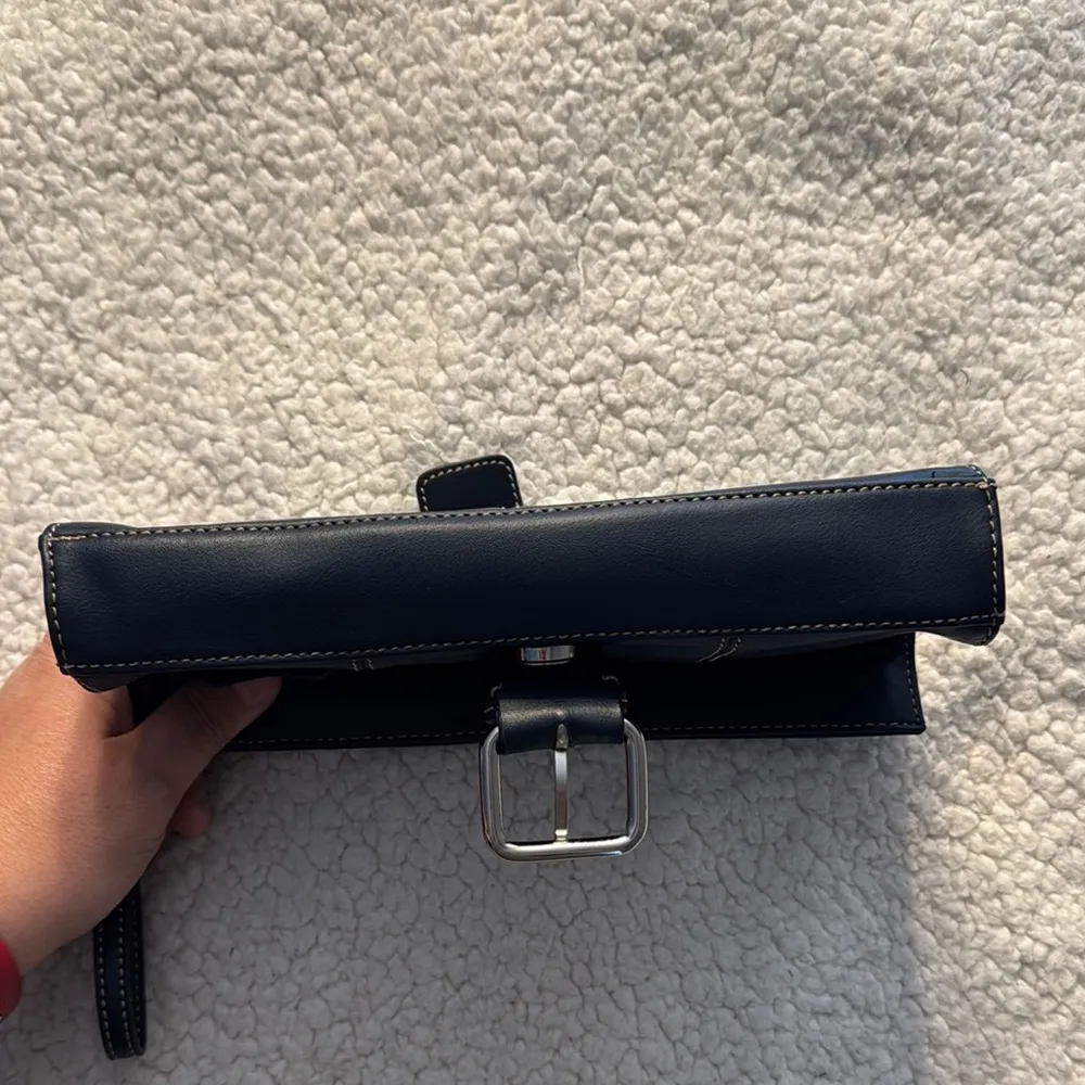 Leather Blue Wristlet Clutch with Structured Design - Image 5