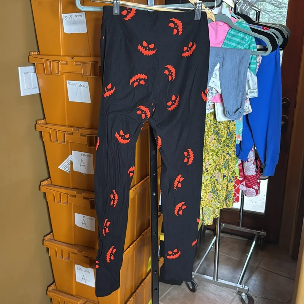 NWOT LuLaRoe Halloween Jack O’Lantern Smile Leggings Black Orange Size OS (2-10) - Image 6