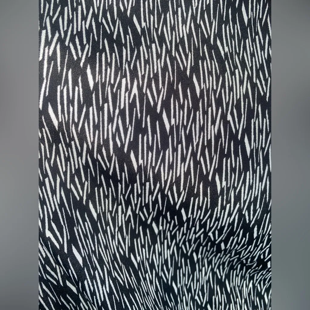 Loft dress Black & White Size XL with Pockets abstract dash pattern - Image 7