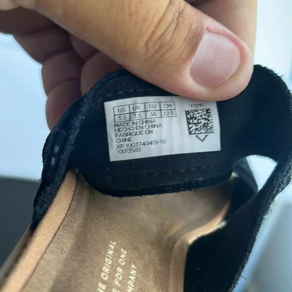 TOMS Slip On Sandals Shoes Womens SZ 5.5 Black Suede Straps 1.5" Heel 🗝️ - Image 7