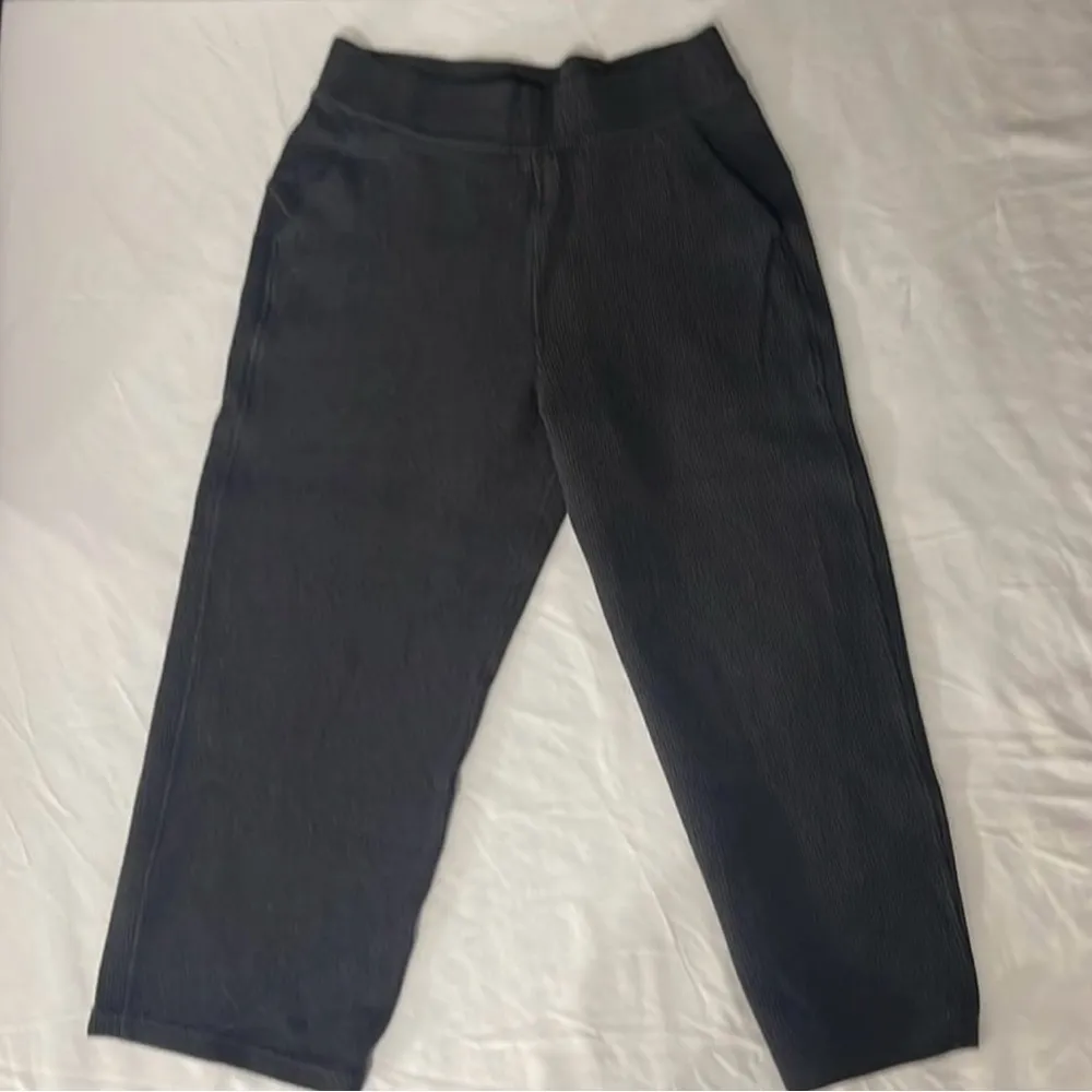 Lululemon straight leg cropped pants, heathered black, size 8! - Image 2
