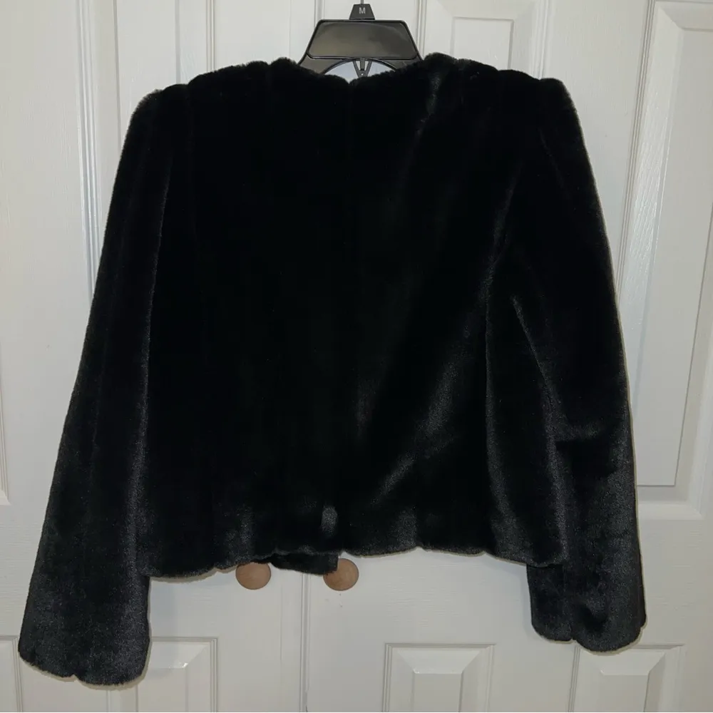 Michael Kors   Women’s faux fur cropped jacket. Size M - Image 5