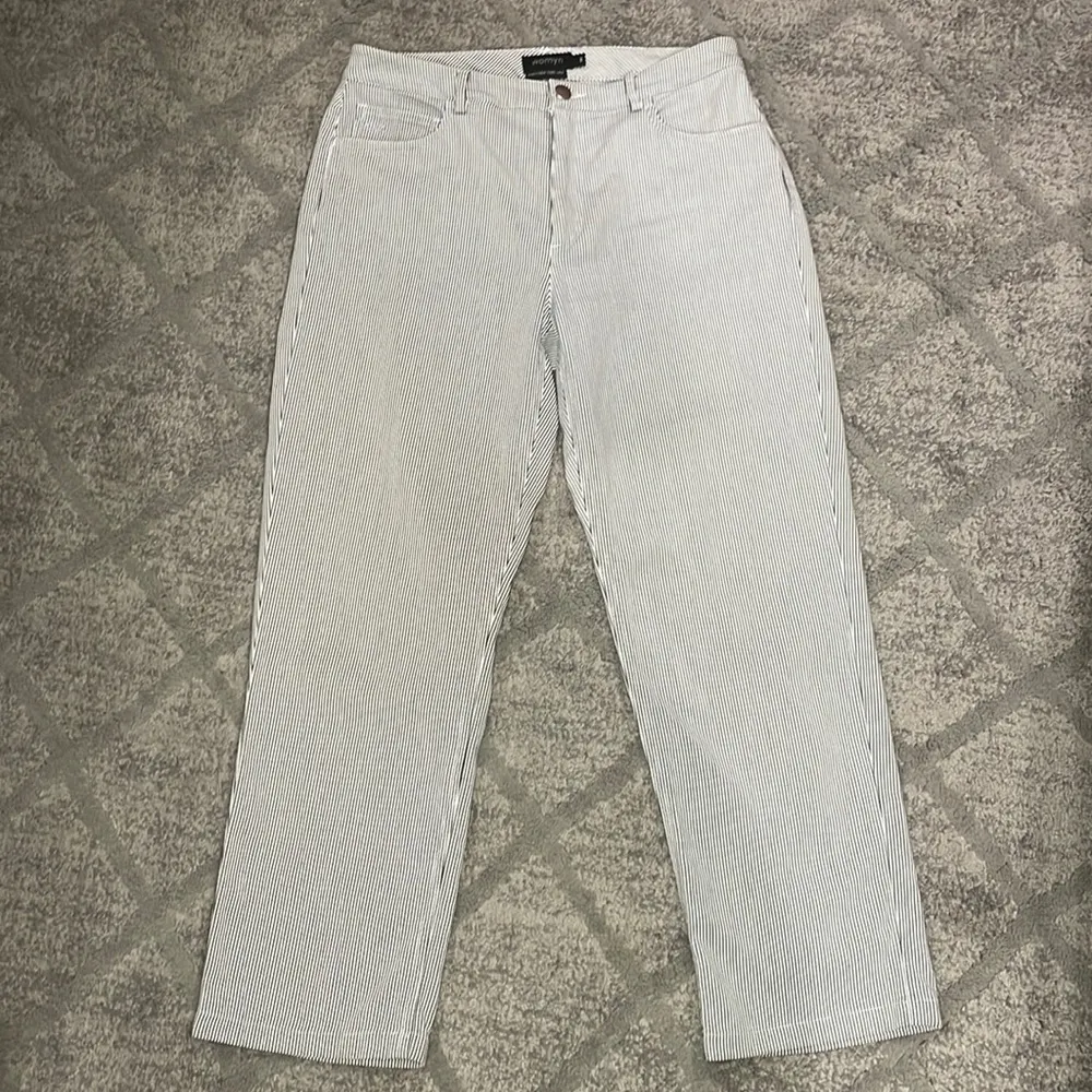 Ankle cropped white with navy blue pinstripe soft and lightweight jean high rise Size 8 - Image 5