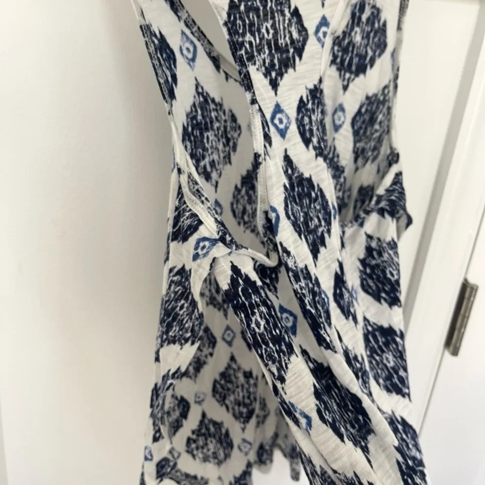 Blue and White Patterned Women's Tank Top - Image 4