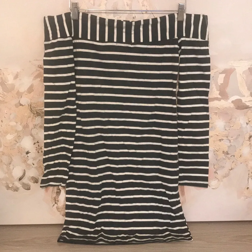 Heart & Hips Stripped Off the Shoulder Dress MED - Image 4