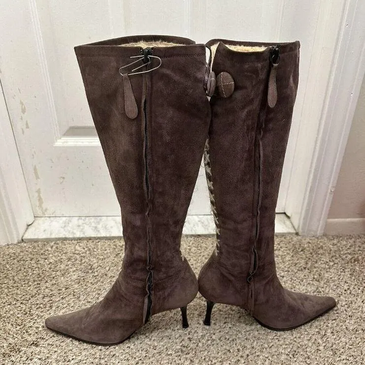 Vicini Made In Italy Tan Suede Faux Fur Lined Knee High Pointed Toe Boots Sz 8 - Image 12