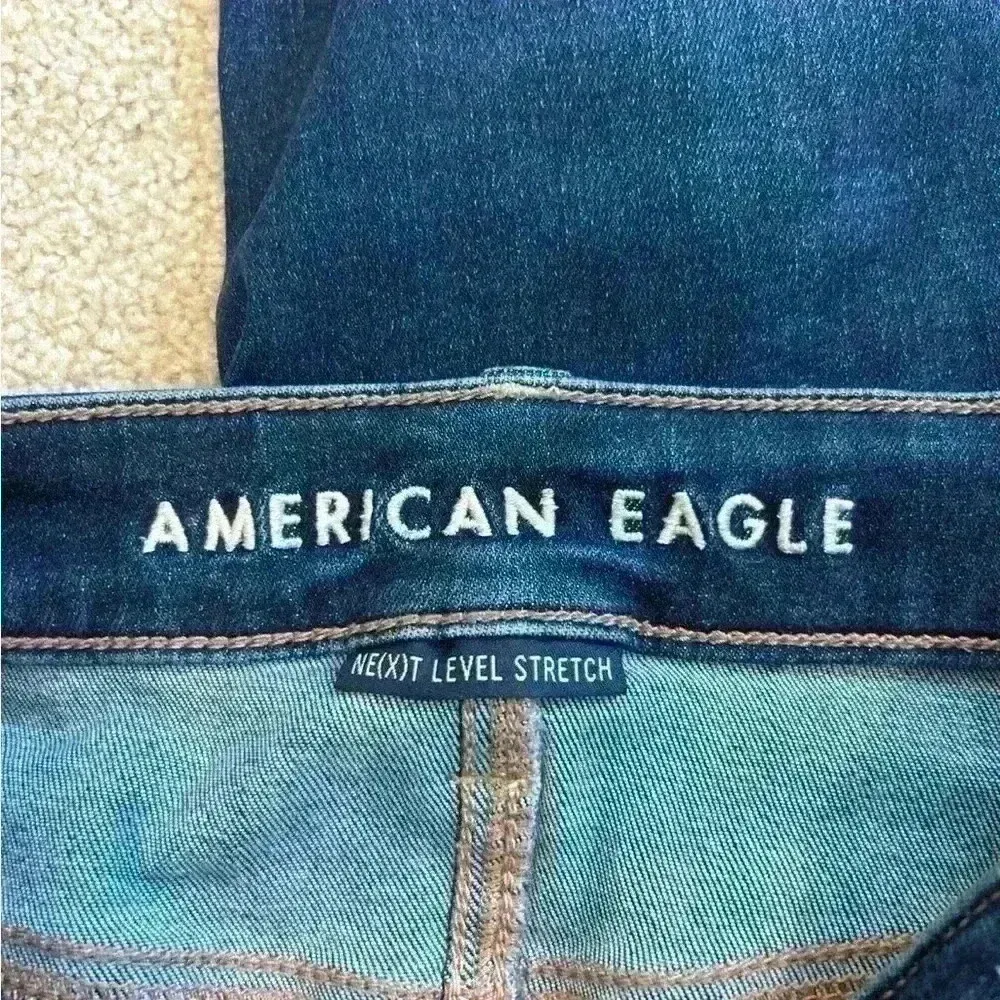 American eagle blue distressed jeggings in size 4 long - Image 4