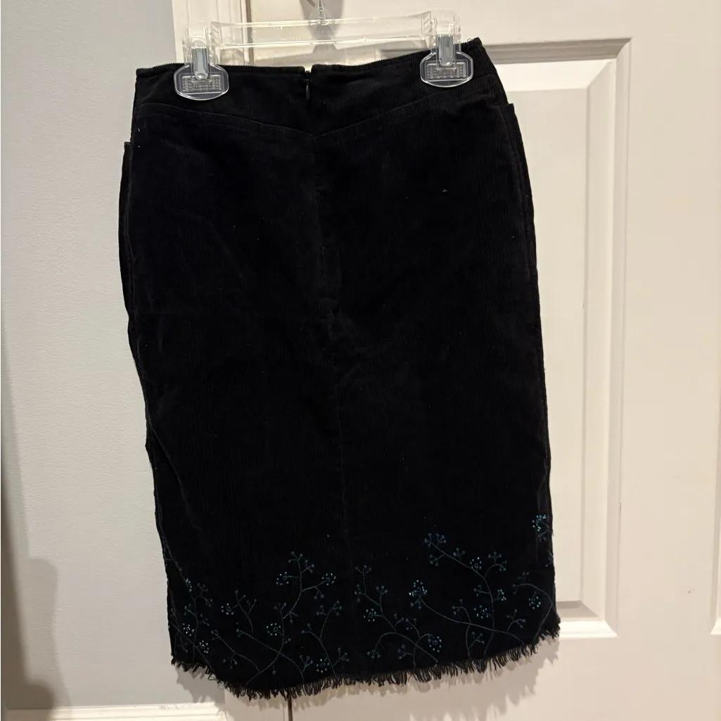 Vintage BCBG Maxazria black velvet midi skirt with embroidered flowers Size 4 - Image 2