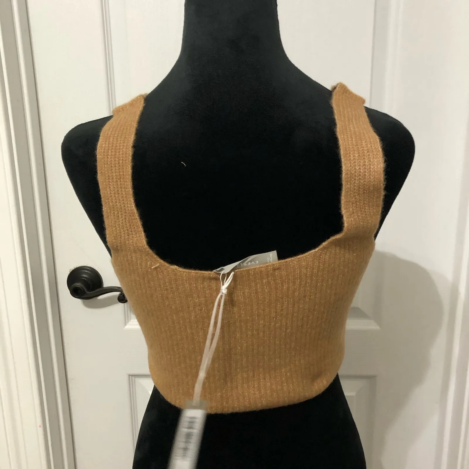 Everlane‎ Women's Tank Top Size Medium Tan Cropped Stretch Ribbed Cozy Pullover - Image 3