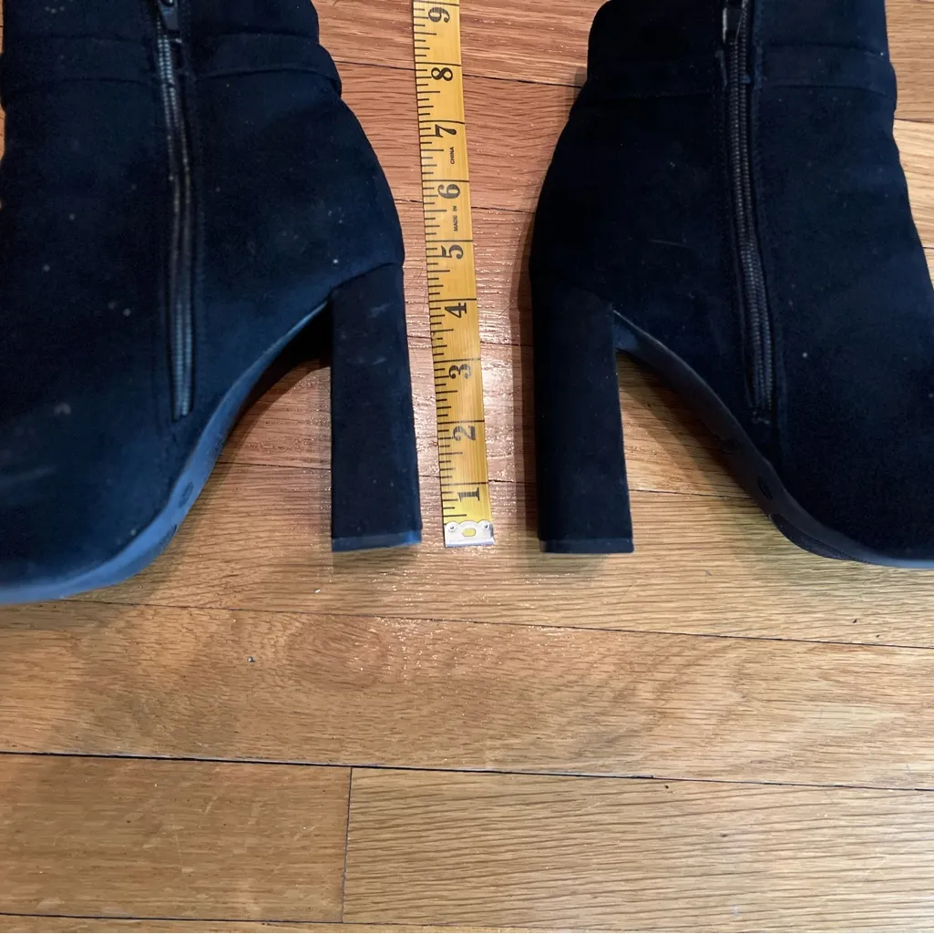 Rouge Helium Black Heeled Boots with Gold Chain luxury detail. - Image 4