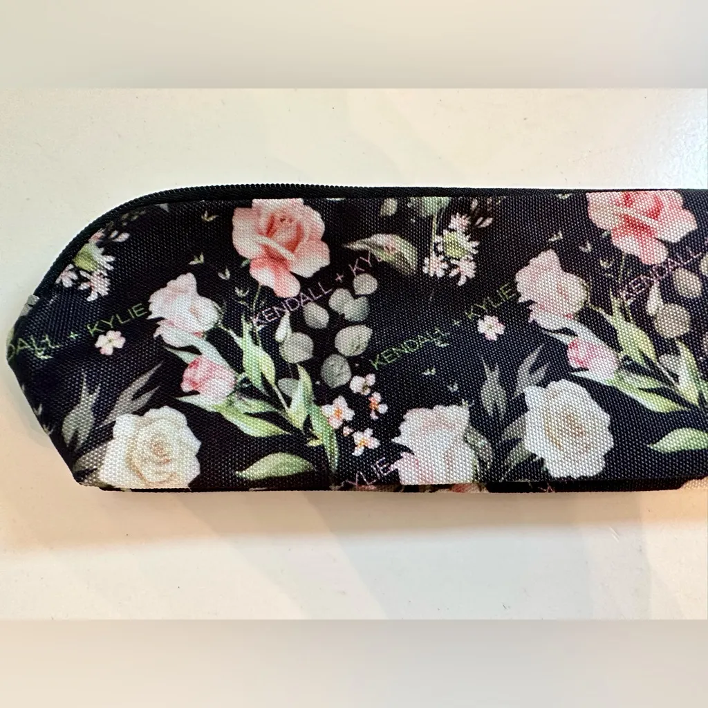 Kendall & Kylie - Multi Use Zipper Pouch - BNWT! - Image 2