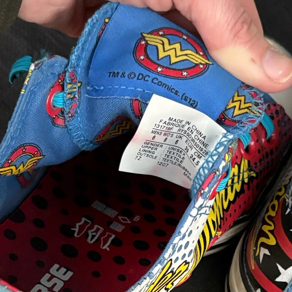 CONVERSE DC Comics Wonder Woman 131719F Low Top Sneakers EUC Wmn 8 ; Men 6 - Image 9