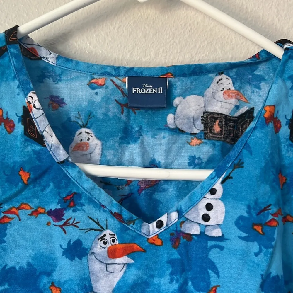 Disney Frozen II Olaf Short Sleeve Scrub Top Medium - Image 4