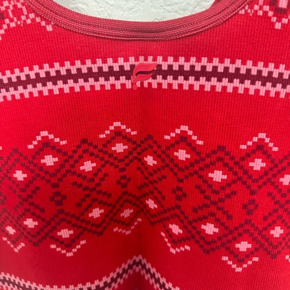 Fabletics Cloud Seamless V-Neck Crop Tank Poinsettia Nordic Fairisle Red Large - Image 9
