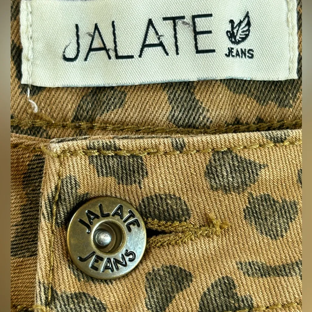 Brown and black worn in look with raw hem classic Versatile leopard shorts 9 Tan Size undefined - Image 4