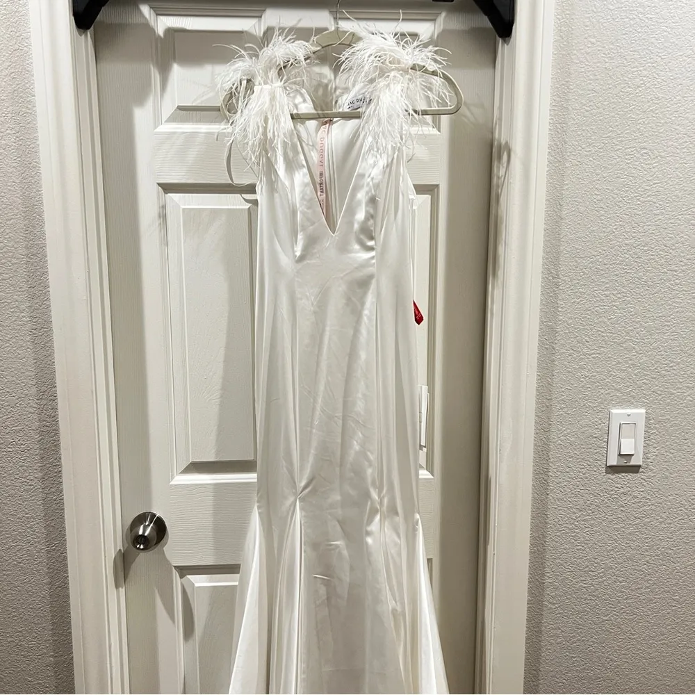 Mac Duggal BRAND NEW #68137 Satin Feather Shoulder V-Neck Gown in White Size 4 - Image 8