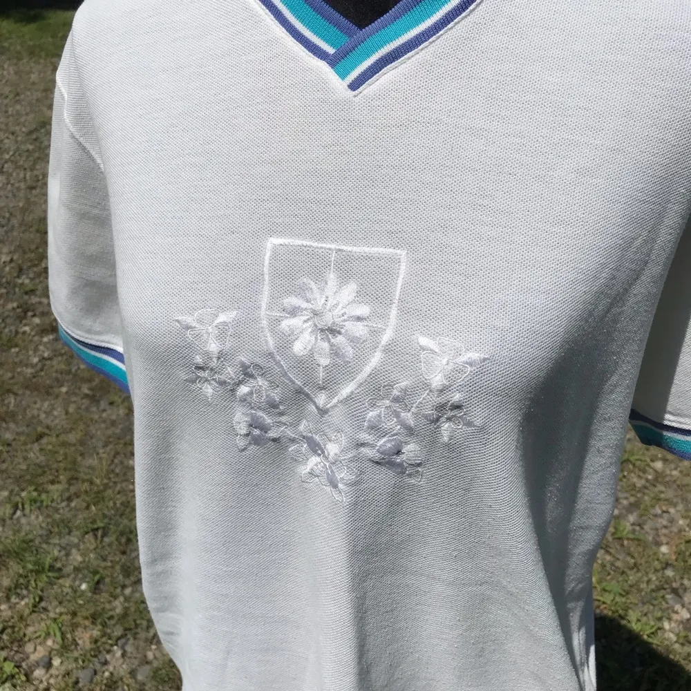 RETRO WHITE FLORAL EMBROIDERED COLLARED TEE - Image 2