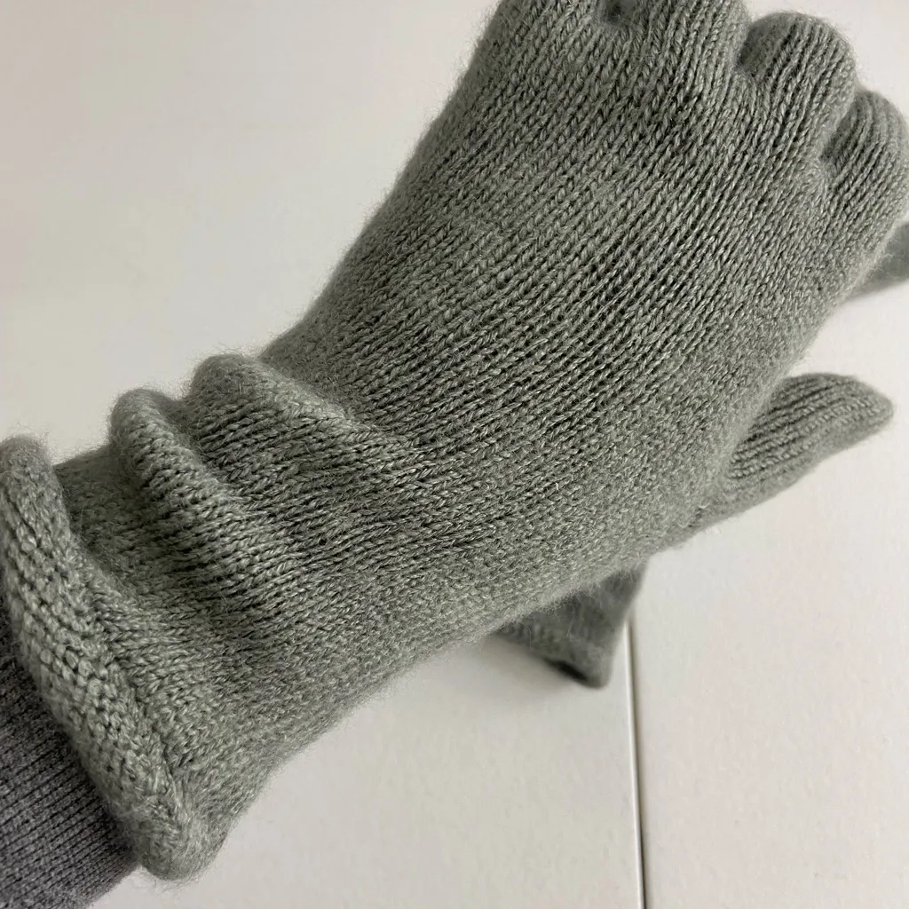 EUC women’s soft knit long foldable medium gray‎ warm winter gloves accessories Gray - Image 3