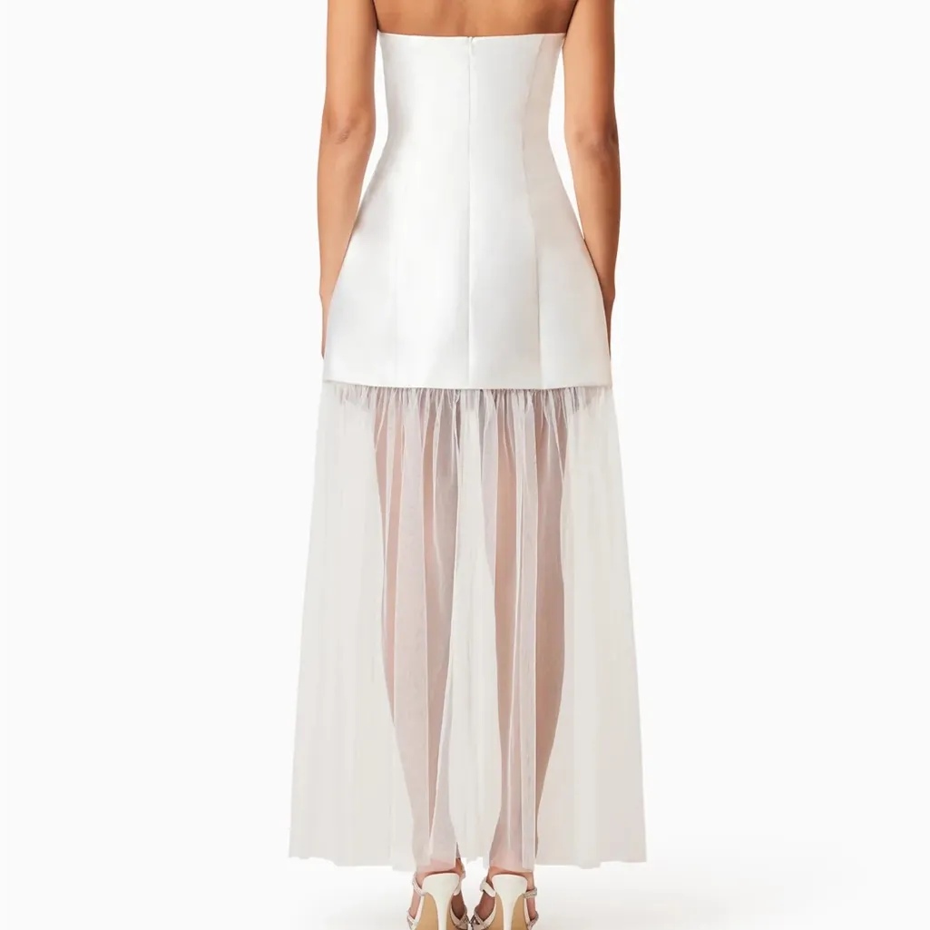 Elegant White Strapless Dress - Image 5