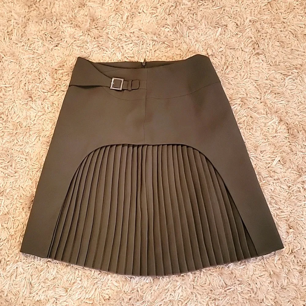 Karen Millen Karen Mullen Tailored Buckle Detail Pleated Mini Skirt size 4 - Image 2