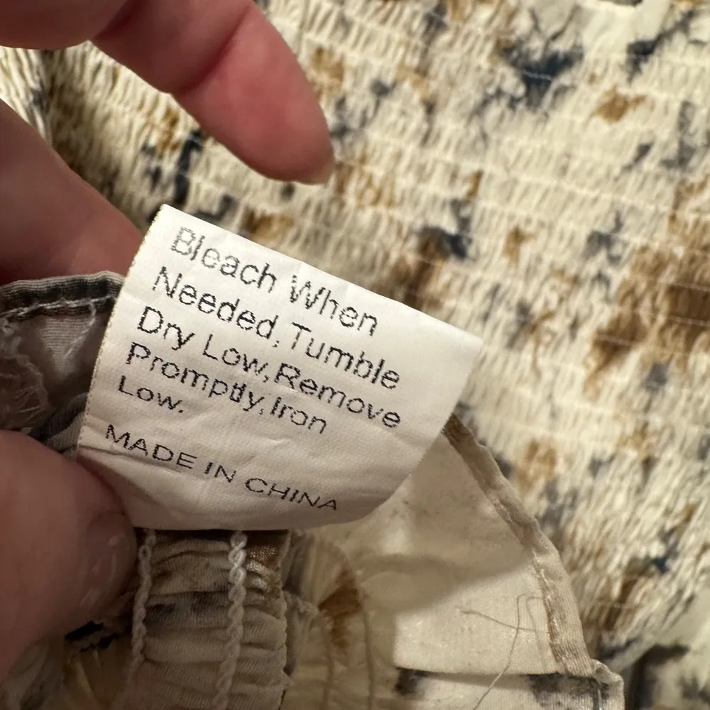 DAZY Flowy Floral Versatile Cropped Top Size Large Smocked bodice Brown - Image 3