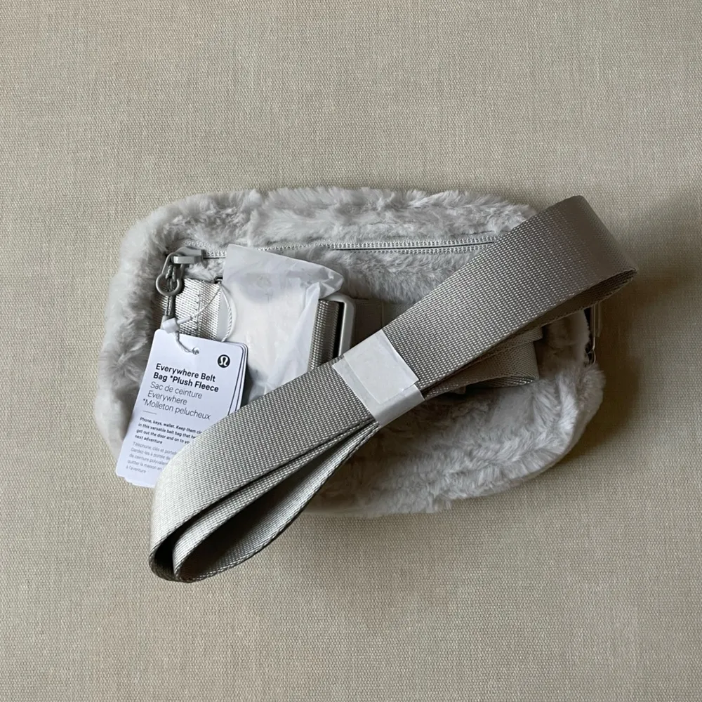 Everywhere Belt Bag Plush Fleece - Bone/Silver - Image 4
