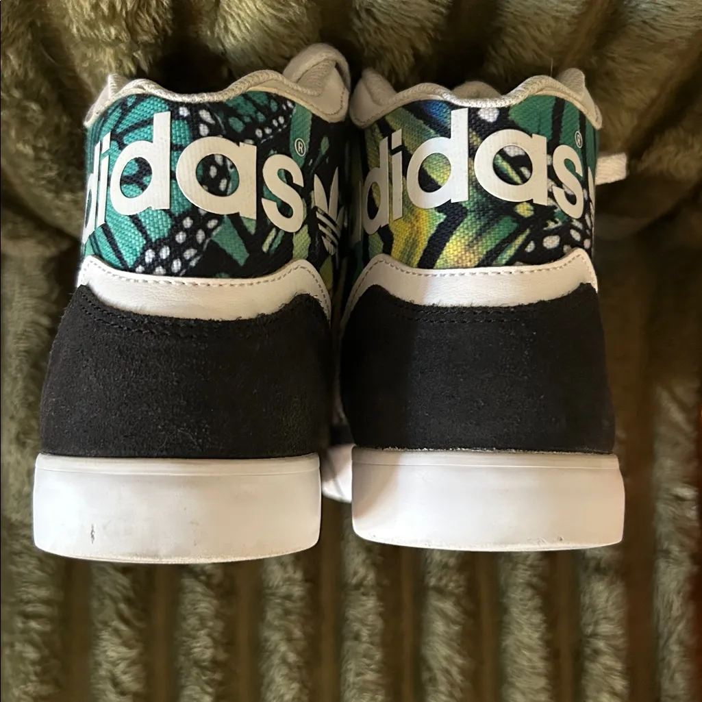 Adidas Extaball High-top sneaker with multicolor butterfly print. - Image 5