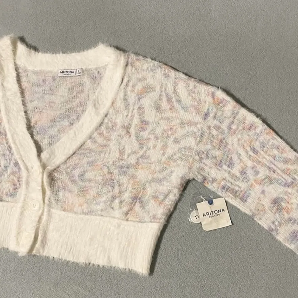 Arizona Jean Company White Cardigan with V-neck and Long Sleeves - Image 3